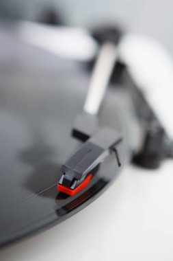 HiFi retro pikap vinil kayıtları oyuncu teknoloji. Vintage analog hippi müzik plak çalar. Turntable kartuş ve odak kolundan sesi iğne. Oynamak ve vinil müzik kayıtları için dinle