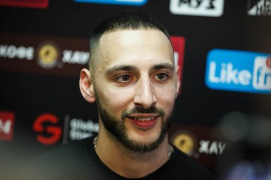 Moskova - 2 Haziran, 2016: yakın ünlü Rus hip hop şarkıcısı L'One onun konser öncesi basın toplantısında portresi.