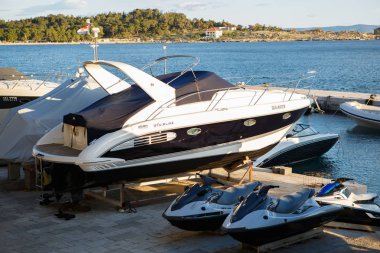 Makarska, Hırvatistan-18 Haziran, 2017: güzel motorlu tekne yat yaz tatil gezisi için bir tekne rıhtımda Croatia.Rent Makarska Riviera, güzel mavi lagün Park