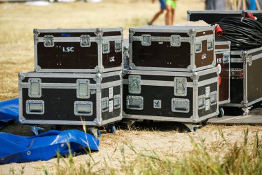Odessa, Ukrayna - 21 Ağustos, 2017: profesyonel seyahat durumlarda konser müzikal donanımları için. Sahne ekipman kutuları. Profesyonel elektronik cihazlar için durum seyahat. Profesyonel ses