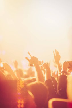 Moskova - 15 Kasım, 2016: müzik hayranları kalabalık zevk gece kulübü gösterisinde. İnsanlar koymak el kadar en sevdiğim müzisyen, dj. Heyecanlı fan dalga eller