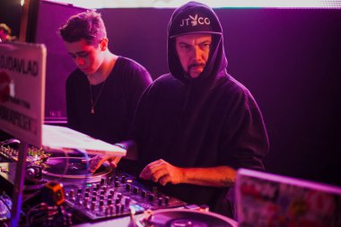 Moskova - 22 Kasım, 2015: Tropkillaz (Djs Laudz ve Zegon) mevcut yeni albüm kalpler On Fire Izvestiya Hall kulübünde