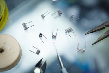 Vape Dükkanı. Modern vaping cihaz bakım ve yükseltme bölümlerinde kapatın. O popualr ecig vaper cihaz satın. Elektronik Sigara İçilmeyen ejuice için aracı. Bobin Teli kutusunda mod için