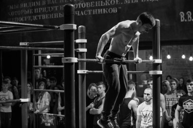 Moskova - 18 Mart, 2017: Cool iş Şampiyonası Arena Tanrılar kapalı spor salonunda dışarı. Genç sporcu iş sorunu yatay çubuklar üzerinde dışarı. Sağlıklı yaşam tarzı aktivite