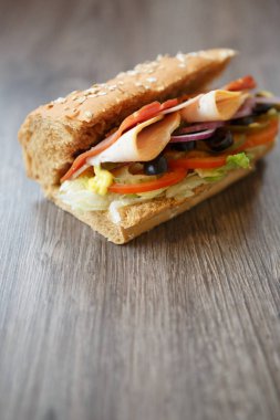 Taze sandviç domates, jambon ve parmesan peynir dilimi, siyah zeytin ve kafede masada hardal sosu ile. Fast food restoran menü kapatın. Delicious sokak yiyecek çanak. 