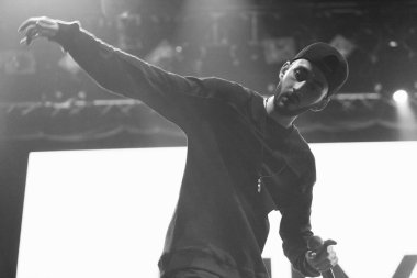 Moskova - 20 Ekim, 2016: Rap şarkıcı şarkı sahne gece kulübü. Hip hop müzik sanatçı şarkı mikrofon sahnede. Rapçi parlak konser aydınlatma.