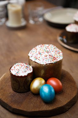 Rus Ortodoks tatil kutlamak için lezzetli Paskalya kek.