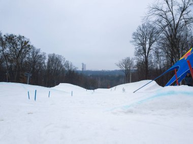 Kiev, Ukrayna - 3 Şubat, 2018: Snowboard Parkı Goloseev Kayak Park açılışı.