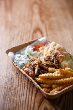 Yunan restoranı lezzetli et lokanta menüde tadını çıkarın. Lezzetli yağ abur cubur almak uzakta kağıt tabak Aperatif Cafe servis. Geleneksel Yunan mutfağı aperatifler, sağlıksız beslenme menüsü