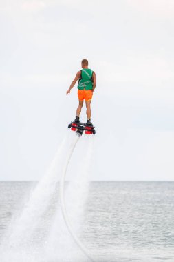 Odessa, Ukrayna-21 Ağustos, denizde hydroflyer vurgulu gemide 2017:Young kişini. Trendy sinek Kurulu jetboots ayakları üzerinde. Modern Jet artyakıcıları vurgulama kurulu Aqua scooter tekne ile güçlendirilmiş