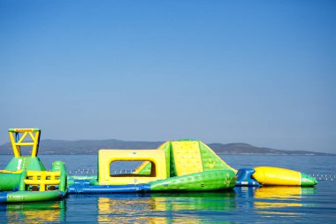 Makarska, Hırvatistan - 16 Haziran, 2017: hava ile şişirilen sıçrayan oynamak zemin Adriyatik Sea.Popular beach turizm yaz tatil seyahat için. Kale sıçrayan aktif çocuklar için eğlenceli