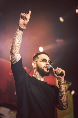 Moskova - 29 Mayıs, 2015: popüler Rus hip hop şarkıcıları L'One ve Timati gece kulübünde büyük konser. Ünlü rapçi canlı müzik kulübünde sahnede ayarla gerçekleştirme. Sahne sanatları olay