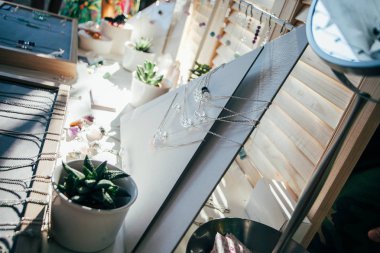 Moskova - 22 Ağustos, 2015: Tasarım Pazar Le piknik adlı popüler hipster olay Dewars Powerhouse gerçekleşti ve genç tasarımcı ve sanatçıların toplandı