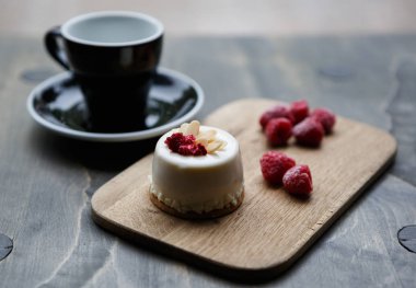 Kahve ile lezzetli taze pişmiş kek ahududu meyveleri ile dekore edilmiştir. Güzel doğal gıda tatlı için. İtalyan pasta Cafe menü öğesinde kapat