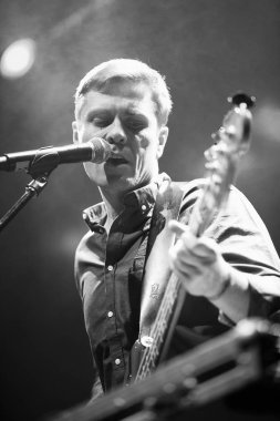 Moskova - 7 Eylül, 2016: büyük rock müzik konseri Kirpichi grubu. Gece kulübünde sahnede canlı programı oynarken gitarist.