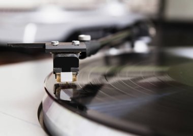 Vinil rekor müzik ile oynarken pikap. 