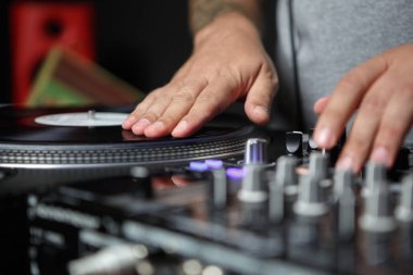 Profesyonel hip hop dj parti gece kulübü olarak vinil kayıtlar tırmalamak elleri. DJ mix müzik parçaları eski analog diskten pikap aygıt ve ses karıştırıcısı paneli