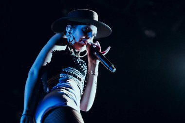 Moskova - 19 Kasım, 2016: popüler grup Parov Stelar performans gösteren canlı müzik show gece kulübünde sahnede. Şarkıcı kız şarkı sahnede mikrofon