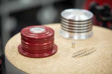 Moskova - 25 Şubat, 2017: büyük pikap vinil kayıtları oyuncu expo bir salonda. Fuar ses meraklıları için hifi ses ekipmanları satışı. Analog tablo vinil ses sistemi açın. El yapımı Merhaba-Fi oyuncu