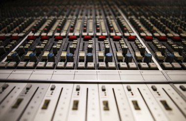 Moskova - 7 Temmuz, 2016: ses kayıt stüdyosu profesyonel karıştırıcı. Birim regülatör topuzlar. Kayıt ses ve müzik yüksek kalitede. Ses mühendisi için karıştırma konsolu