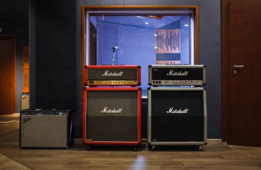 Moskova - 7 Temmuz, 2016: profesyonel Marshall hoparlör kabini, müzik amplifikatör kayıt ses, müzik ses kayıt stüdyosu.