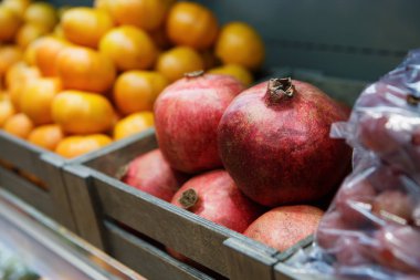 Gıda süpermarket mağazasında buzdolabında taze nar meyve. Doğal sağlıklı yeme. Bu vitamin gıda maddesi satın almak, daha fazla vitamin yiyin. Çiftçi departmanı