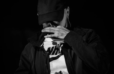 Kiev-11 Ağustos,2018: Rap şarkıcısı Ligalize açık hava gece kulübünde Kurazh yaz müzik festivali sahnede mikrofonda şarkı söylüyor. Dövmeli beyaz rapçi sahnede mikrofonda şarkı lar. Hip hop yıldız performansı
