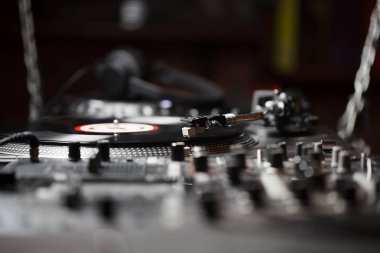 Pikap vinil plak çalar, analog ve dijital müzik Dj için analog ses teknolojisi. Yakın, makro için profesyonel stüdyo cihazları