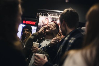 Moskova - 4 Aralık, 2015: Casio G-Shock ve Burton markalar arasında işbirliği tanıtımı. G-Store Flakon Sanat Fabrikası'nda yanıcı yener Dj Chagin tarafından barındırılan 