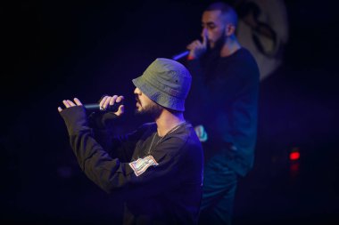 Moskova - 22 Şubat, 2017: popüler Rus rap düet grup Miyagi ve Endshpiel canlı gece kulübünde sahnede performans. Ünlü hip hop şarkıcı şarkı mikrofon sahnede. Konser sahne aydınlatma ayarı