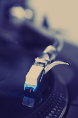 Hip hop Dj pikap rekor müzik ile oynuyor. Pro turntable kayıtları çizilmemesi için iğne. Yakın, disk jokey, stüdyo ya da gece kulübü partisi için profesyonel ekipman