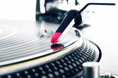 Profesyonel pikap vinil plak disk ile müzik çalar. DJ turntable pikap portre. Ses ekipmanları için disk jokey. Konser Djs pikap oyuncu. Yüksek kalitede dinleyin. Hippi müzik
