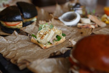 Lezzetli İtalyan bruschetta çanak dekoratif kahverengi kağıt tabak gurme restoranında servis. Snack bar menü öğesi için meze. Doğal aperatifler kafede öğle yemeği için keyfini çıkarın. Yemek menüsü kapat