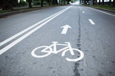Emanet ayrı Bisiklet Park lane. Bisiklete binme için ayrılmış yol. Sağlıklı şehir ulaşım sürme başlatmak.