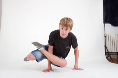 beyaz zemin üzerine gencin bboy eğitim