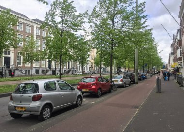 Den Haag, Hollanda - 25 Nisan, 2018: arabalar Park Den Haag Hollanda'da şehir sokak.