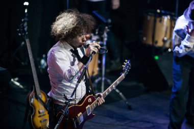 Moskova - 21 Şubat 2015: Billys Band Rock konseri müzik salonunda. Ünlü blues ve rock ve roll grubu canlı sahne alanı'nda ayarla gerçekleştirme.