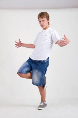 beyaz zemin üzerine gencin bboy eğitim 