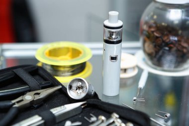 Vape Dükkanı. Modern vaping cihaz bakım ve yükseltme bölümlerinde kapatın. O popualr ecig vaper cihaz satın. Elektronik Sigara İçilmeyen ejuice için aracı. Yeni kutusu mod clearomizer