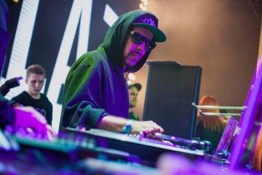 Moskova - 22 Kasım, 2015: Tropkillaz (Djs Laudz ve Zegon) mevcut yeni albüm kalpler On Fire Izvestiya Hall kulübünde