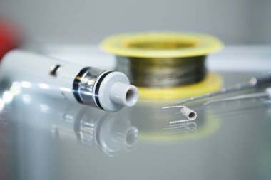 Vape Dükkanı. Modern vaping cihaz bakım ve yükseltme bölümlerinde kapatın. O popualr ecig vaper cihaz satın. Elektronik Sigara İçilmeyen ejuice için aracı. Kutusu mod ve tel