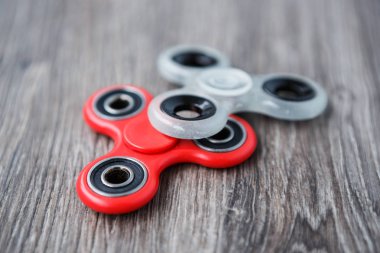 Popüler parmak spinner aygıt. Modern topluca iplik oyuncak yatakları üzerinde. Elinde sıralayacağız ve serin yeni püf noktaları öğrenin. Bu yeni dönen becerikli alet ile eğlenin.