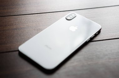 Mariupol, Ukraine-25 Ekim, 2017: Akıllı telefon modeli x yeni iphone. Trendy beyaz iphone 10 modeli. Modern cep telefonu modeli makro. Çift fotoğraf kamera lens arka