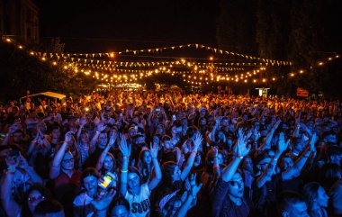Kiev-11 Temmuz, 2018: Büyük konser kalabalık parti yaz müzik festivali Bazar.Group gençlerin elle eğlence Event'de popüler şarkı için en sevdiğim müzisyen ve dalga dinle