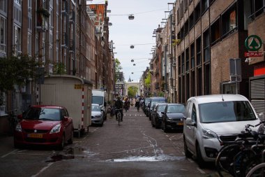 Amsterdam,Hollanda-27 Nisan,2019: Birçok farklı araba Hollanda.Avrupa sorunu park için Amsterdam.No yerin sokakta sıkıca park - kişisel araç park etmek için hiçbir yerde yoktur 