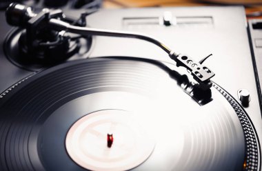 Pikap vinil plak çalar, analog ve dijital müzik Dj için analog ses teknolojisi. Yakın, makro için profesyonel stüdyo cihazları