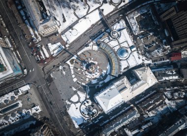 Kiev, Ukrayna - 11 Mart, 2018: Kiev Maidan Nezalezhnosti meydanda. Genel gider dron fotoğraf heykel bağımsızlık merkezi Ukrayna başkenti. Altın heykelini mermer Anıtı. Havadan fotoğraf
