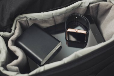 Taşınabilir akıllı teknoloji bugün. Akıllı kol saati, tablet pc ve powerbank şarj seyahat çantası içinde. Her zaman kalmak için tek ihtiyacınız internet ve sosyal medya ağ ile bağlı... Solma film renkleri