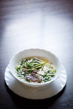 Lezzetli pho Bo haşlanmış Dana eti, baharat ve biber, pirinç çorbası erişte beyaz kase. Popüler baharatlı geleneksel Vietnamca mutfak. Egzotik restoranda lezzetli sıcak Çinli yemek menüsü