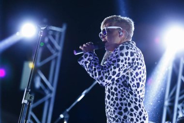 Odessa, Ukrayna - 24 Ağustos, 2017: Pop şarkıcısı Zveroboy şarkı yaz müzik festivali Zgames sahnede.